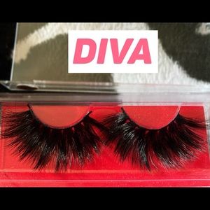 Diva eyelashes plus plastic tweezers and spoolie